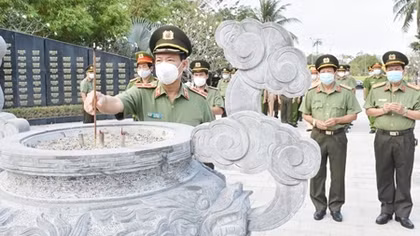 Thứ trưởng Lê Tấn Tới dâng hương tưởng niệm các Anh hùng liệt sỹ