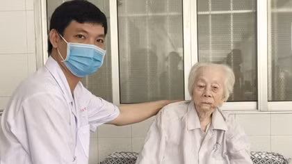 Thay khớp háng cho cụ bà 103 tuổi
