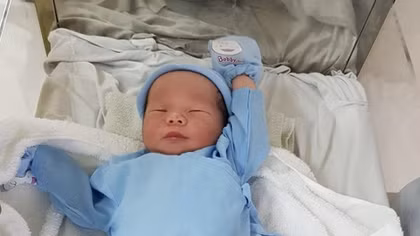 Bé trai sơ sinh nặng 3,5 kg bị bỏ rơi trước cửa nhà dân