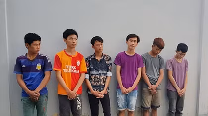 Bị rọi đèn, nhóm thiếu niên rủ nhau đi ném đá ô tô