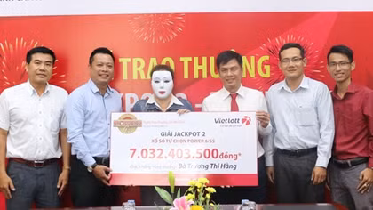 Người phụ nữ thay chồng nhận giải Vietlott hơn 7 tỷ đồng