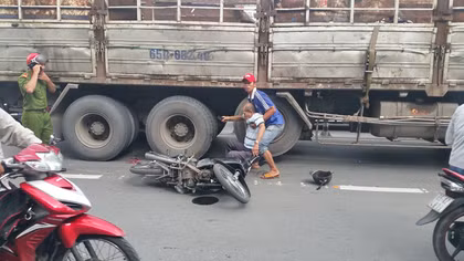 Người đàn ông bị xe tải cán nát chân
