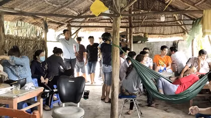 Công an Cà Mau bắt 15 con bạc đang sát phạt trên sòng bài