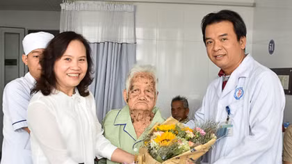 Thay khớp háng thành công cho cụ bà 110 tuổi