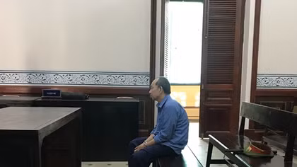 Đâm vợ cũ vì chậm trả tiền lãi vay đóng học cho con