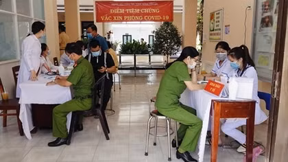 Tiêm vaccine COVID-19 cho cán bộ chến sĩ Công an tỉnh Bình Thuận