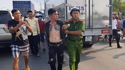 Cầm dao cố thủ trong xe khi bị CSGT truy đuổi