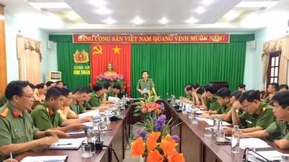 Công an Bình Thuận tuyên truyền pháp luật và tặng quà cho người dân