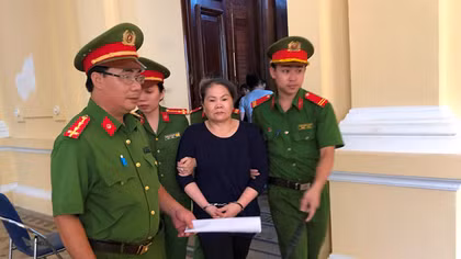 Cán bộ phường tự “xoá đói giảm nghèo” cho mình gần 7,4 tỉ đồng hầu toà