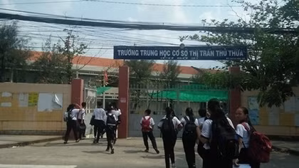 Bênh con, cha mẹ vào tận lớp đánh trả thù
