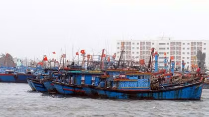 Tàu Hải quân cứu tàu cá Quảng Ngãi trôi dạt trên biển
