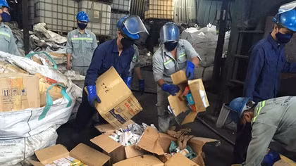 Tiêu hủy hàng "dỏm" trị giá hơn 11 tỉ đồng