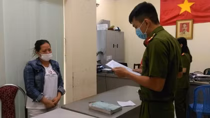  Tạm giam 4 bị can trong đường dây sản xuất, buôn bán găng tay y tế giả