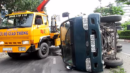 Hoảng hồn cảnh xe tải mất lái tông dải phân cách rồi lật nhào giữa đường
