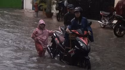 Gió giật bay mái tôn, đường điện phát nổ trong cơn mưa