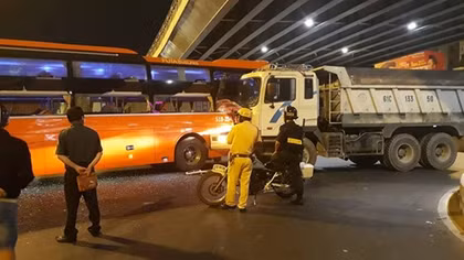 Xe khách va chạm với xe ben, hành khách hoảng hốt kêu cứu 