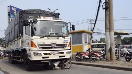Người phụ nữ mang thai tử vong dưới gầm xe tải