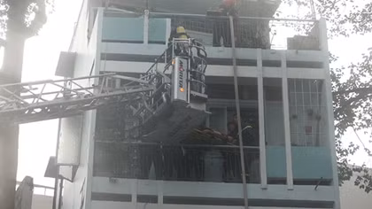 Hàng trăm người xem đá bóng hoảng loạn khi phát hiện nhà cháy