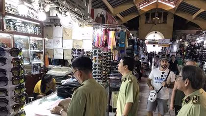 Phát hiện hàng ngàn sản phẩm nghi hàng giả tại chợ Bến Thành