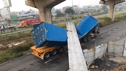 Xe container kéo sập cầu bộ hành