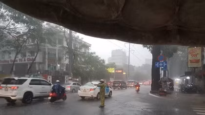CSGT dầm mưa trên phố điều tiết giao thông