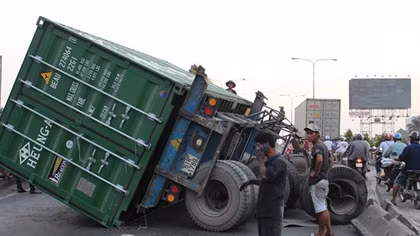 Thùng container lật ngang cầu, giao thông tê liệt