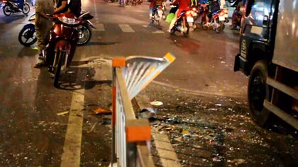 Xe tải tông dải phân cách làm ùn tắc giao thông