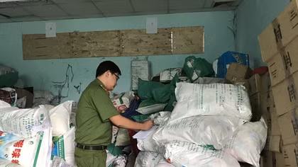 Từ 3 bao tải lần ra kho chứa gần tấn bột ngọt giả