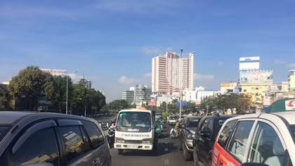 Va chạm 3 xe ôtô, đôi vợ chồng cùng con nhỏ bị thương