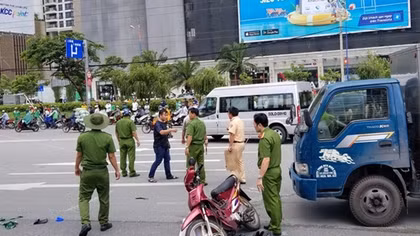 Băng xe máy qua đường bị xe tải tông tử vong