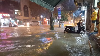 Mưa lớn, nhiều tuyến đường tại TP Hồ Chí Minh ngập trong "biển nước"