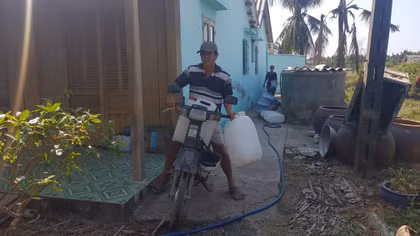 Oằn mình vượt qua cơn hạn, mặn khốc liệt