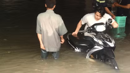 Xót xa nhìn bãi giữ hàng ngàn xe chìm trong biển nước