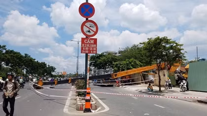Tay cẩu 30m đổ sập xuống đường gây ùn tắc giao thông nhiều giờ