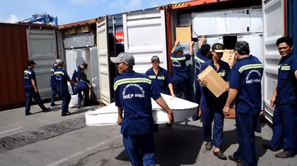 Container hàng điện tử nhập khẩu trá hình là ống nhựa