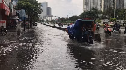 Máy bơm hoạt động nhưng đường Nguyễn Hữu Cảnh vẫn ngập sâu
