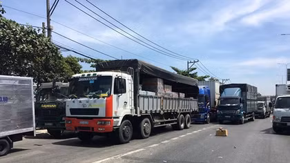 Tai nạn liên hoàn gây ùn tắt giao thông nhiều giờ
