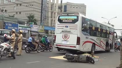 Va chạm với xe khách, người phụ nữ tử vong thương tâm