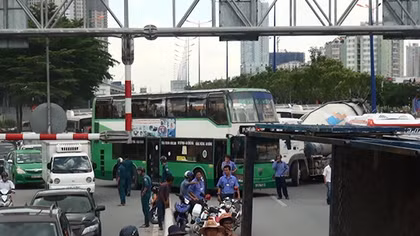 Xe tải lật ngang trên cầu Sài Gòn, ùn tắt giao thông kéo dài