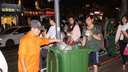 Phố đi bộ Nguyễn Huệ đầy rác sau trận bóng đá giữa đội tuyển Việt Nam – Myanmar
