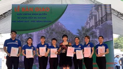 Dự án Phú Hồng Khang - Phú Hồng Đạt bàn giao hơn 600 "sổ đỏ" cho khách hàng