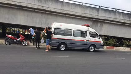 Thi thể cụ ông tử vong dưới chân cầu Bình Lợi 