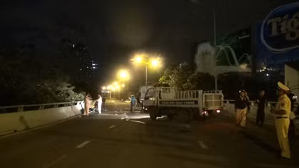 Chạy ngược chiều trên cầu, 2 thanh nhiên bị xe tải tông tử vong