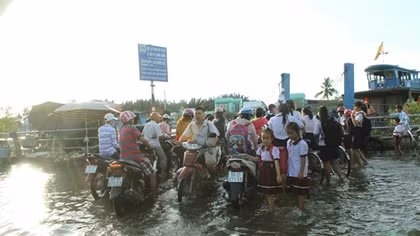 Thủy triều dâng cao, nhiều đoạn đường ngập nặng ở TP Hồ Chí Minh
