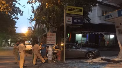 BMW tông nát trụ ATM trong đêm