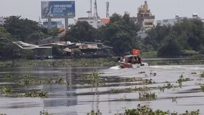Bỏ lại ba lô, nam thanh niên gieo mình xuống sông Sài Gòn