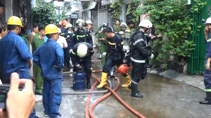 Ngôi nhà khóa trái bị cháy rụi trong hẻm sâu