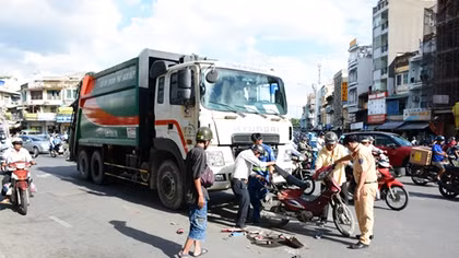 Xe chở rác kéo lê 2 phụ nữ và một em bé vào gầm