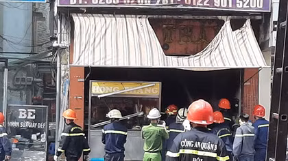Quán cơm bốc cháy, nhiều người hoảng loạn