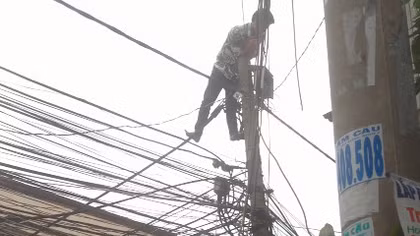 Nam thanh niên leo trụ điện không xuống vì sợ "giang hồ chém"